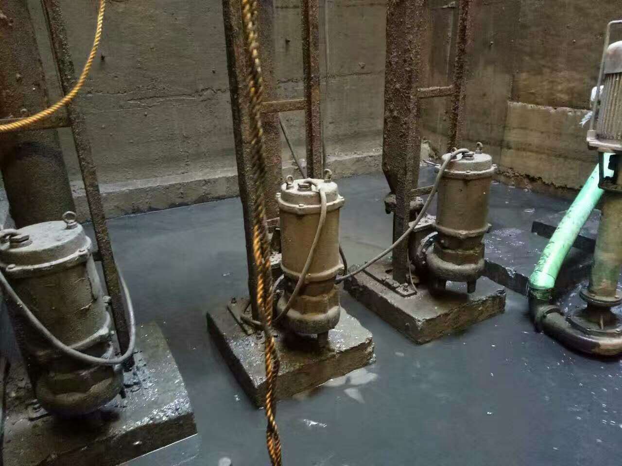 汨罗污水池清理